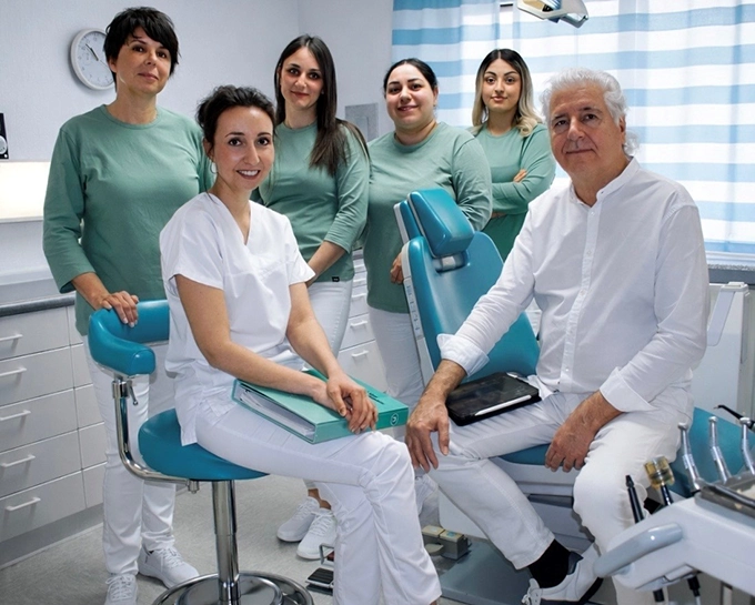 Praxisteam Zahnarzt Dr. Wilhelm: Dr. Wilhelm und 5 Zahnarzthelferinnen