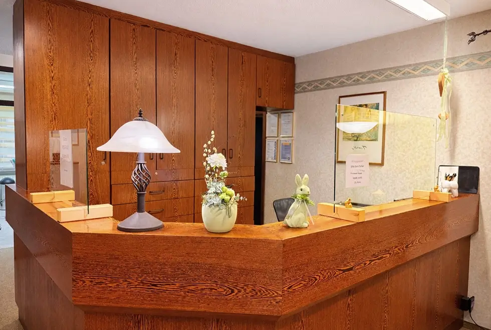 Holzverkleidung der Anmeldung der Zahnarztpraxis Dr. med. dent. Wilhelm & Dr. med. dent. Lindner