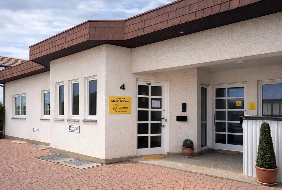 Unser Praxisgebäude mit Parkplatz direkt vor dem Haus