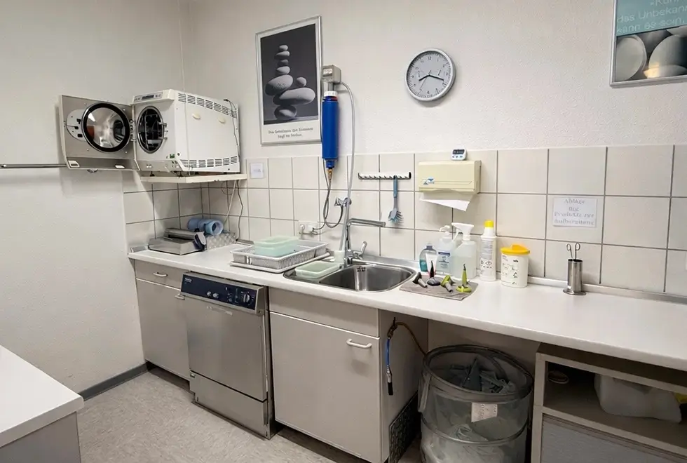 Sterilisationsraum in der Zahnarztpraxis