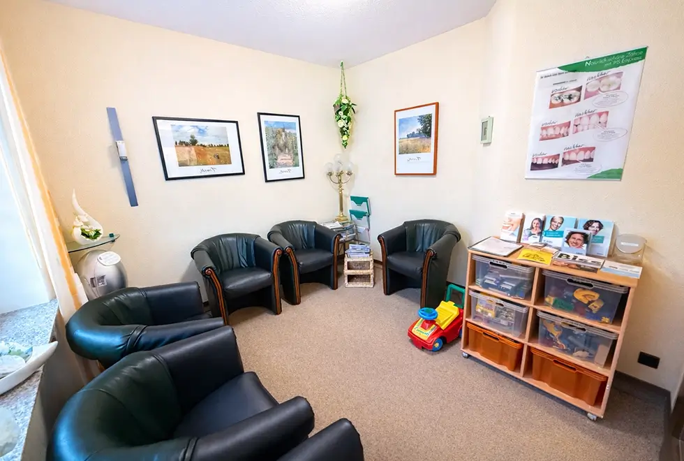 Wartezimmer der Zahnarztpraxis Dr. med. dent. Wilhelm & Dr. med. dent. Lindner